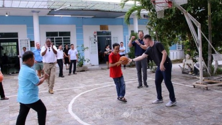 US Ambassador visits, engages in sports activities with AO victims in Da Nang